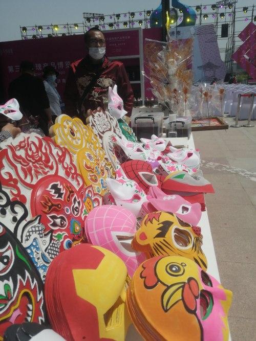 玫瑰花下 好乘凉 玫瑰产品博览会上不只有玫瑰,平阴本地工业产品也来 沾光